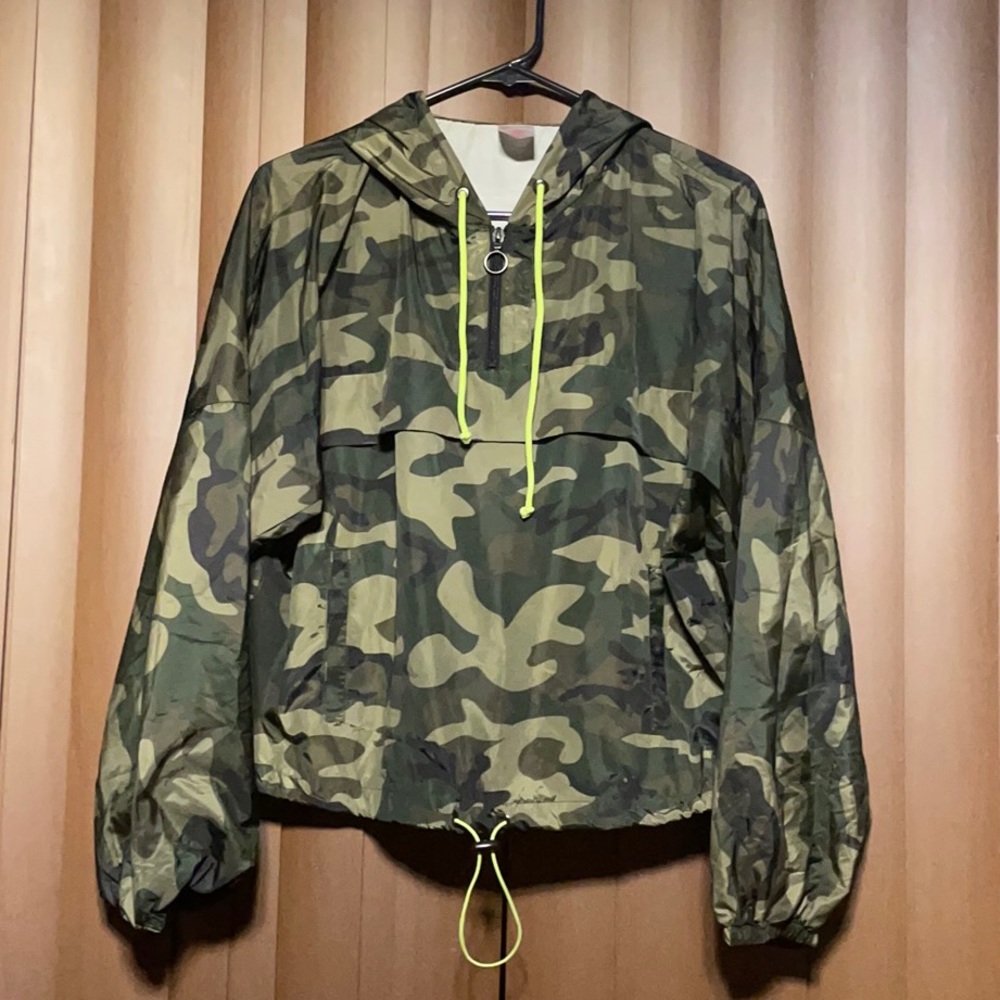 This a windbreaker. Color is green. Sizing is 11-13. Women’s junior. Barely worn